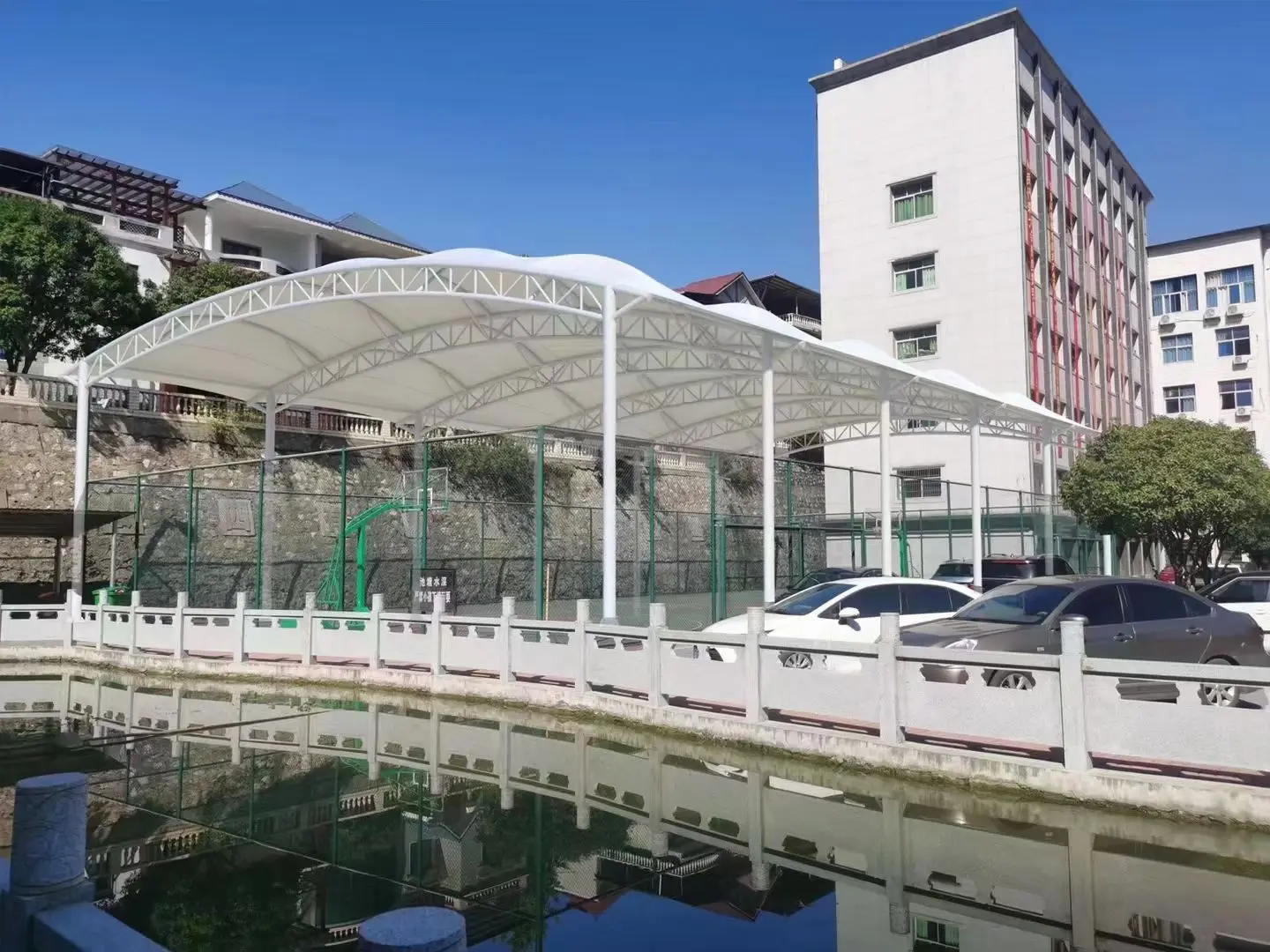 贵州惠水园区停车棚总在漏水生锈?源头膜结构厂家:按本地气候选材,避开三大坑