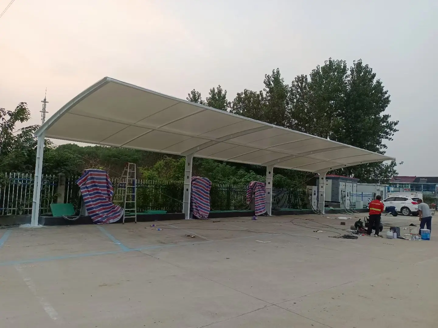 贵州惠水膜结构工程科普:山地多雨强紫外线环境,停车棚选材别只看低价